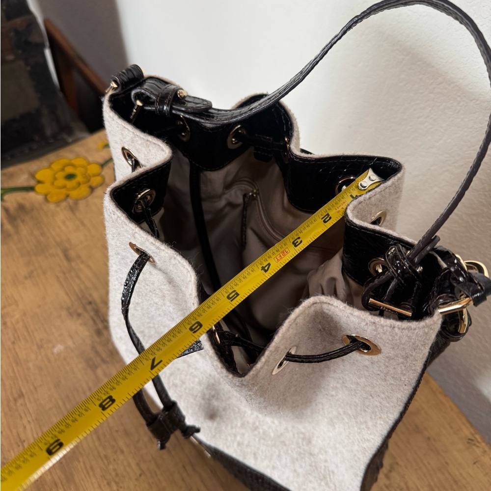 Brahmin Marlowe Bucket Bag. Unique Off White Wool and Dark Brown Crock. - Picture 13 of 15
